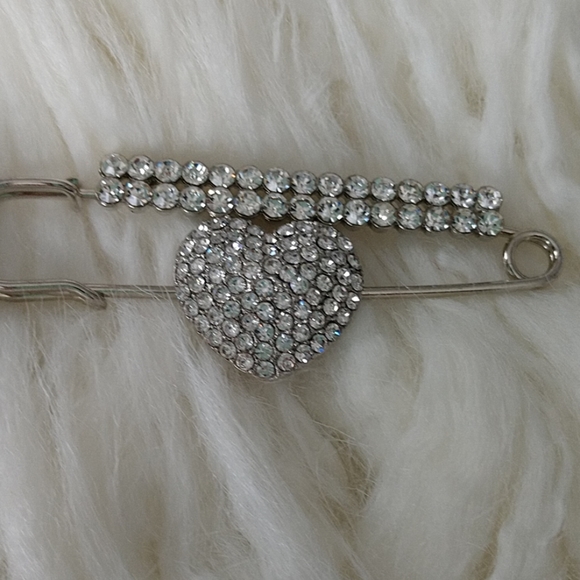 Beautiful Rhinestone Pin/Brooch - Picture 6 of 6